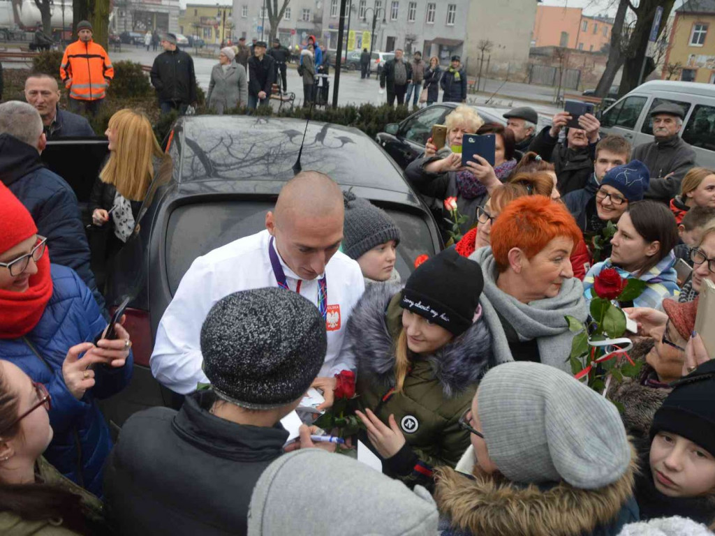 Wzruszające powitanie Jakuba Krzewiny. Kruszwiczanie powitali mistrza! [FOTO+ VIDEO]