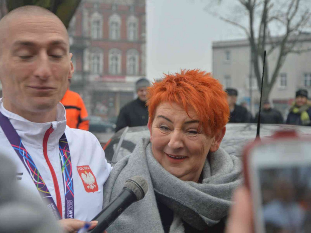 Wzruszające powitanie Jakuba Krzewiny. Kruszwiczanie powitali mistrza! [FOTO+ VIDEO]