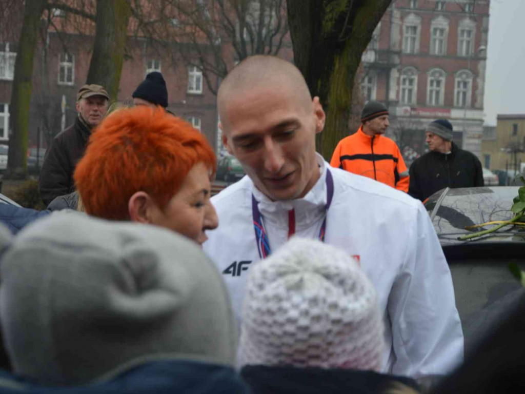 Wzruszające powitanie Jakuba Krzewiny. Kruszwiczanie powitali mistrza! [FOTO+ VIDEO]