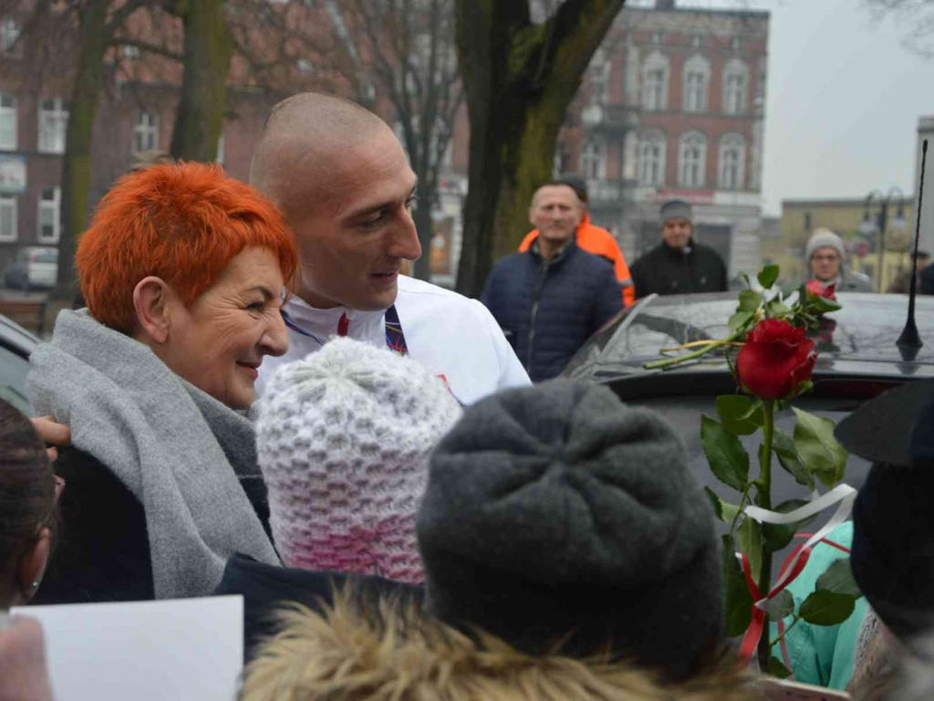 Wzruszające powitanie Jakuba Krzewiny. Kruszwiczanie powitali mistrza! [FOTO+ VIDEO]