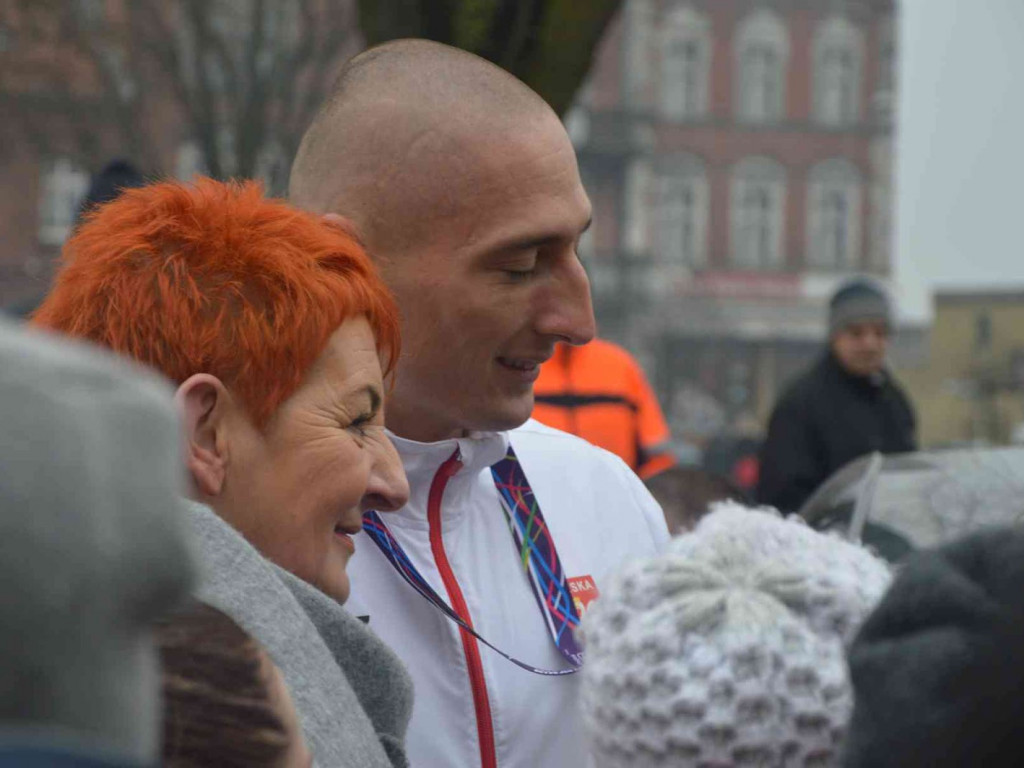 Wzruszające powitanie Jakuba Krzewiny. Kruszwiczanie powitali mistrza! [FOTO+ VIDEO]