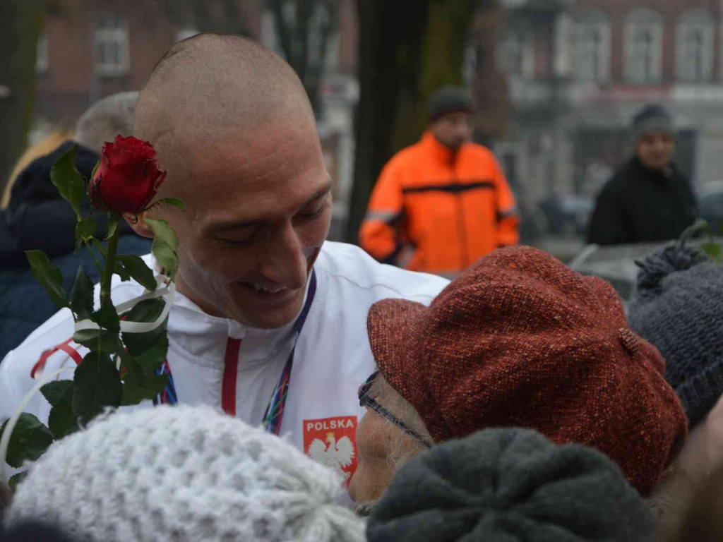 Wzruszające powitanie Jakuba Krzewiny. Kruszwiczanie powitali mistrza! [FOTO+ VIDEO]