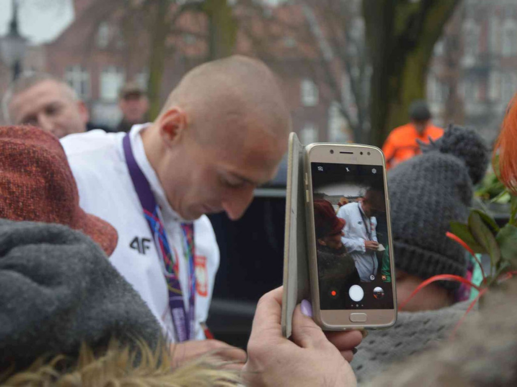 Wzruszające powitanie Jakuba Krzewiny. Kruszwiczanie powitali mistrza! [FOTO+ VIDEO]