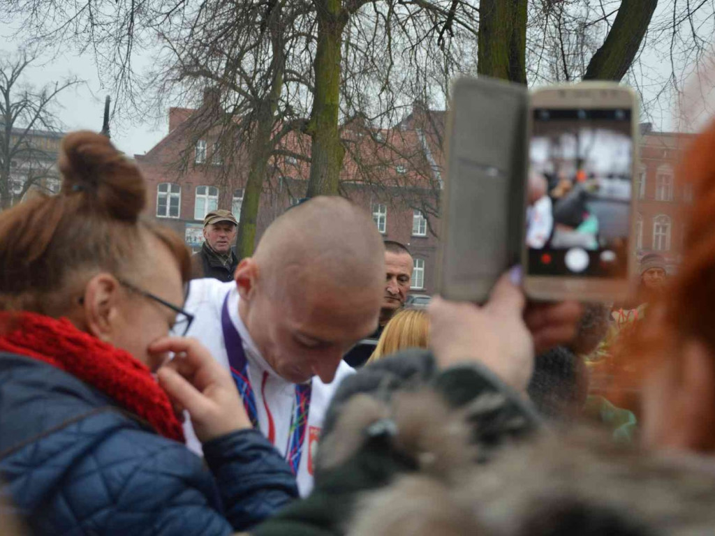 Wzruszające powitanie Jakuba Krzewiny. Kruszwiczanie powitali mistrza! [FOTO+ VIDEO]