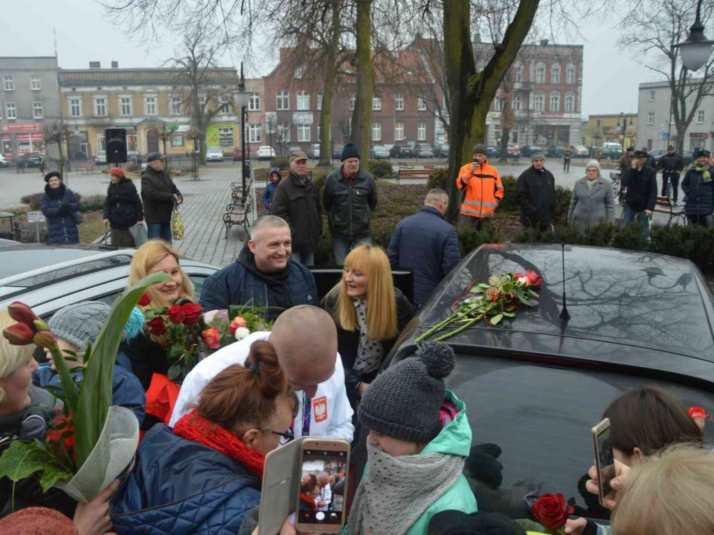 Wzruszające powitanie Jakuba Krzewiny. Kruszwiczanie powitali mistrza! [FOTO+ VIDEO]