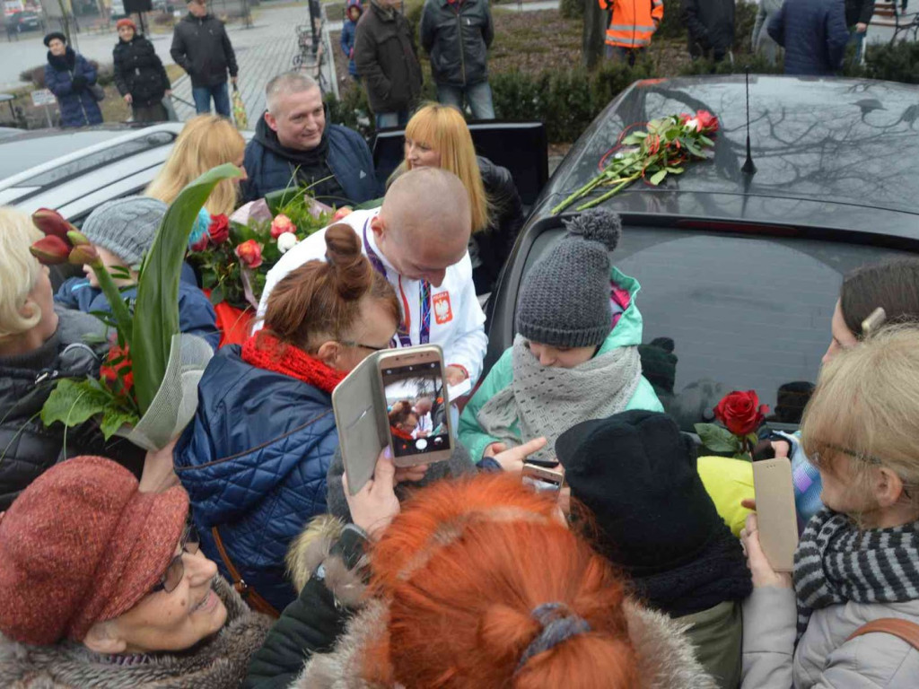 Wzruszające powitanie Jakuba Krzewiny. Kruszwiczanie powitali mistrza! [FOTO+ VIDEO]