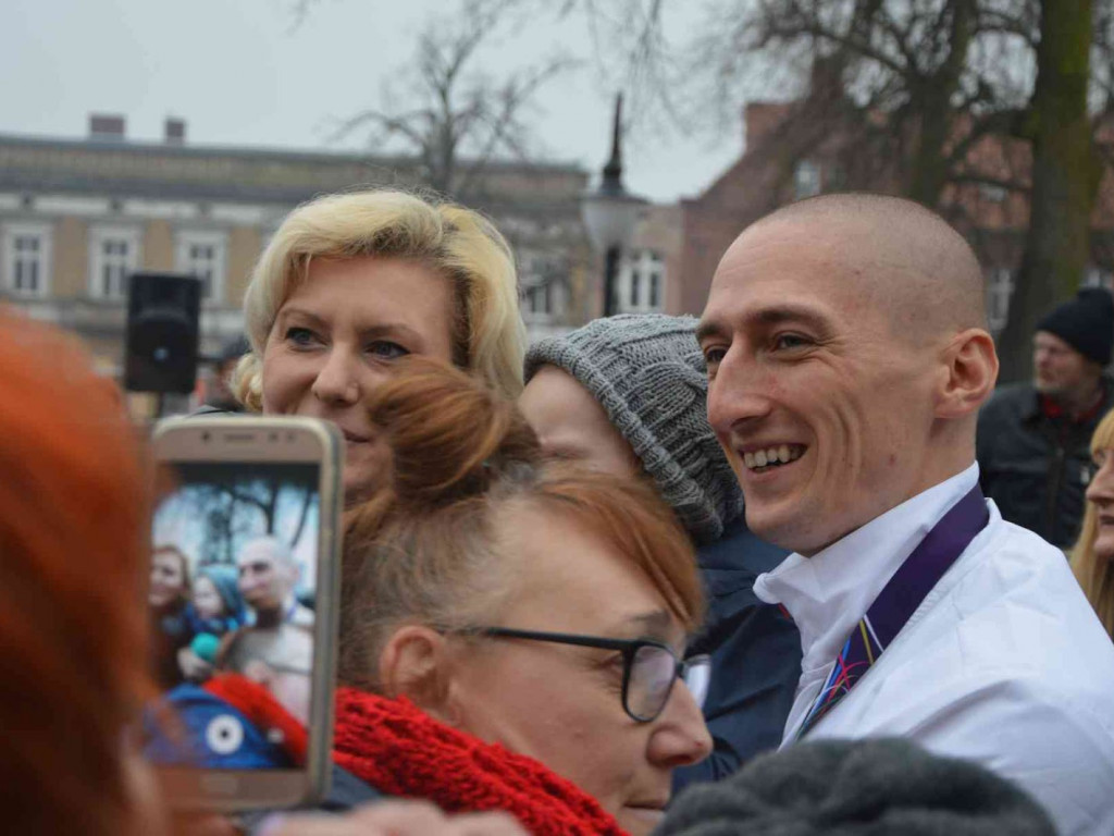 Wzruszające powitanie Jakuba Krzewiny. Kruszwiczanie powitali mistrza! [FOTO+ VIDEO]