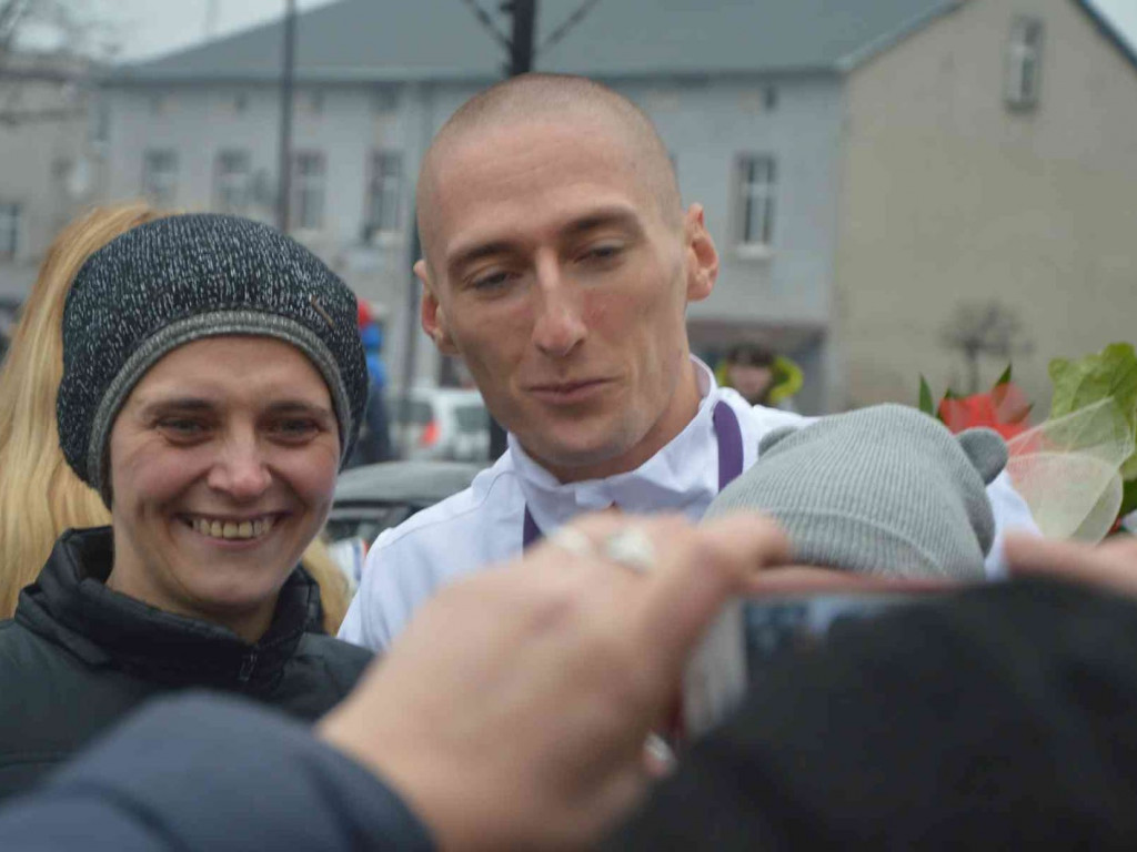 Wzruszające powitanie Jakuba Krzewiny. Kruszwiczanie powitali mistrza! [FOTO+ VIDEO]