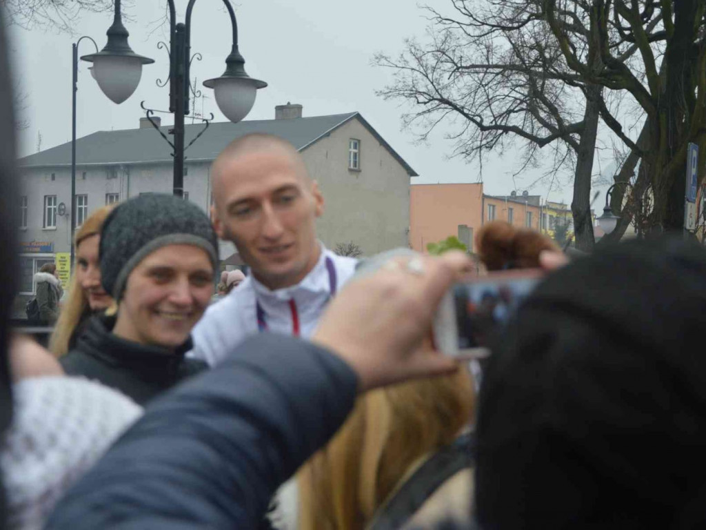 Wzruszające powitanie Jakuba Krzewiny. Kruszwiczanie powitali mistrza! [FOTO+ VIDEO]