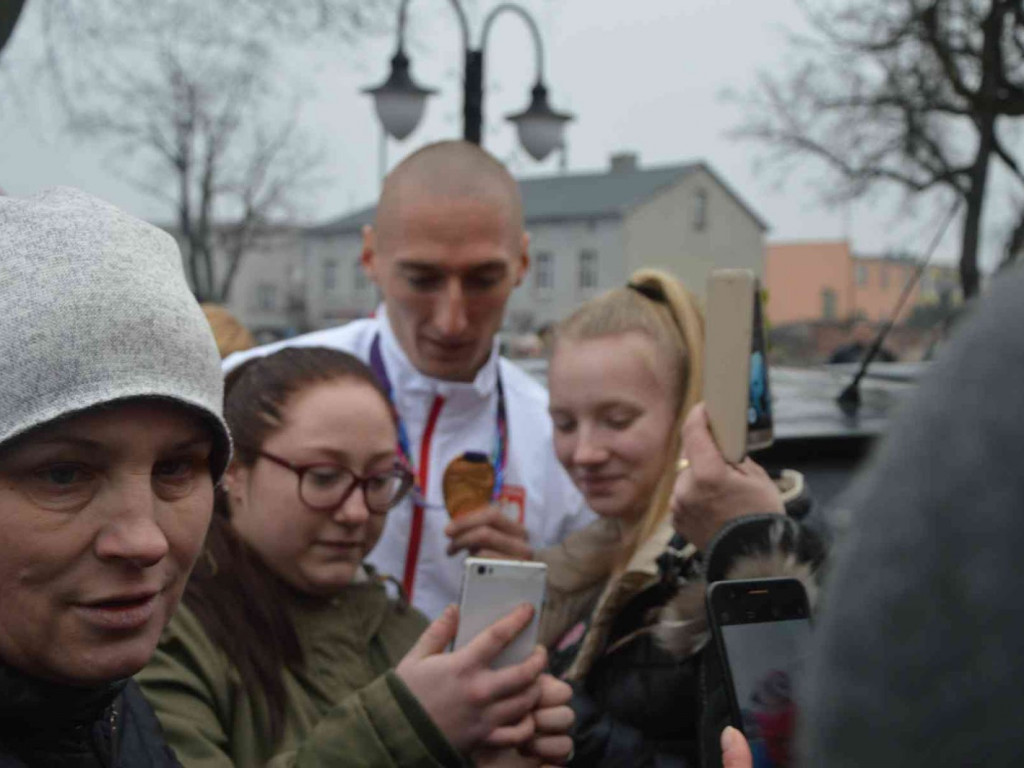 Wzruszające powitanie Jakuba Krzewiny. Kruszwiczanie powitali mistrza! [FOTO+ VIDEO]