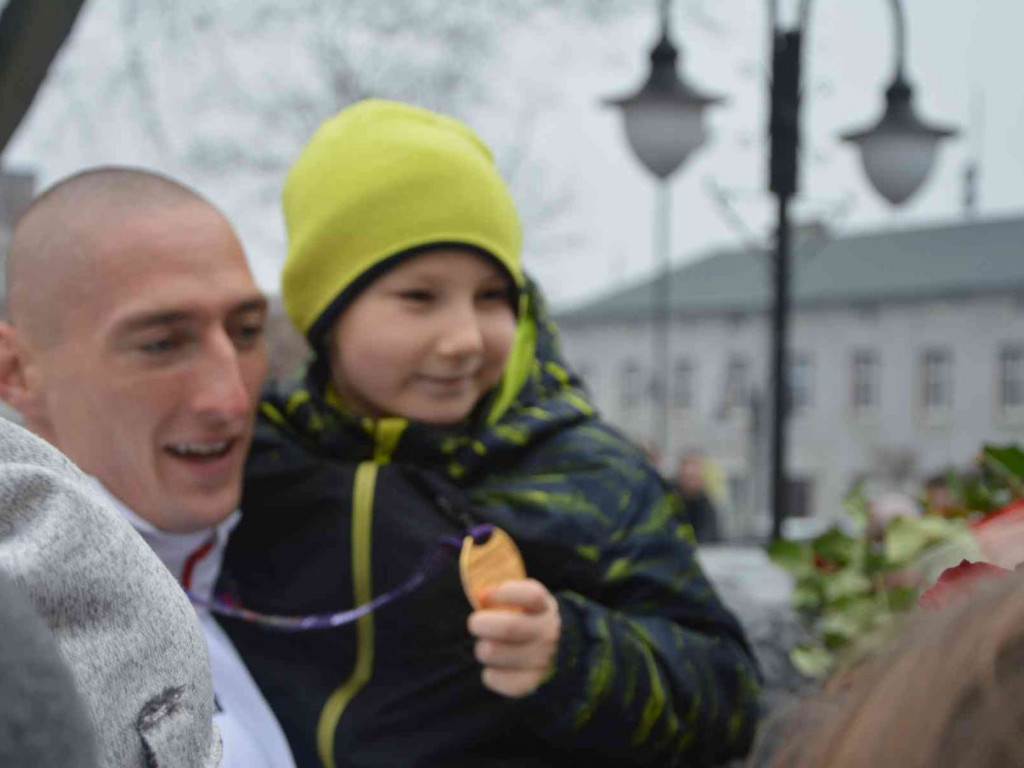 Wzruszające powitanie Jakuba Krzewiny. Kruszwiczanie powitali mistrza! [FOTO+ VIDEO]