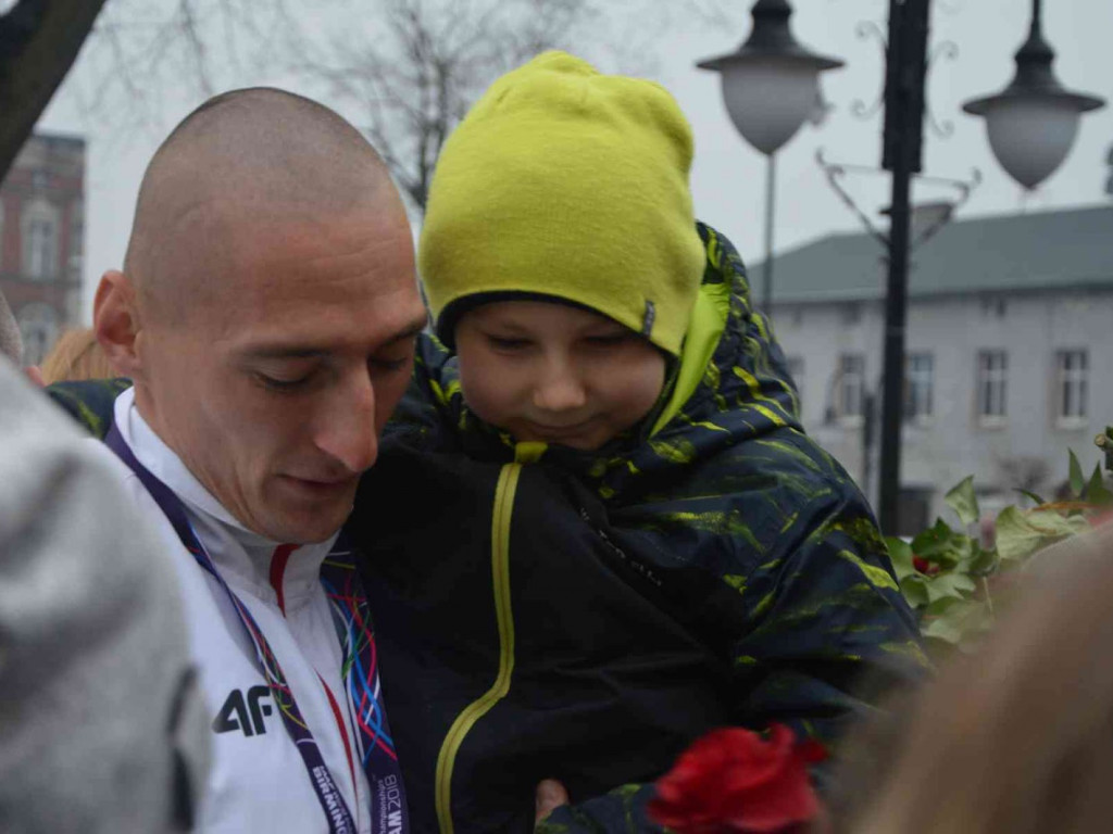 Wzruszające powitanie Jakuba Krzewiny. Kruszwiczanie powitali mistrza! [FOTO+ VIDEO]