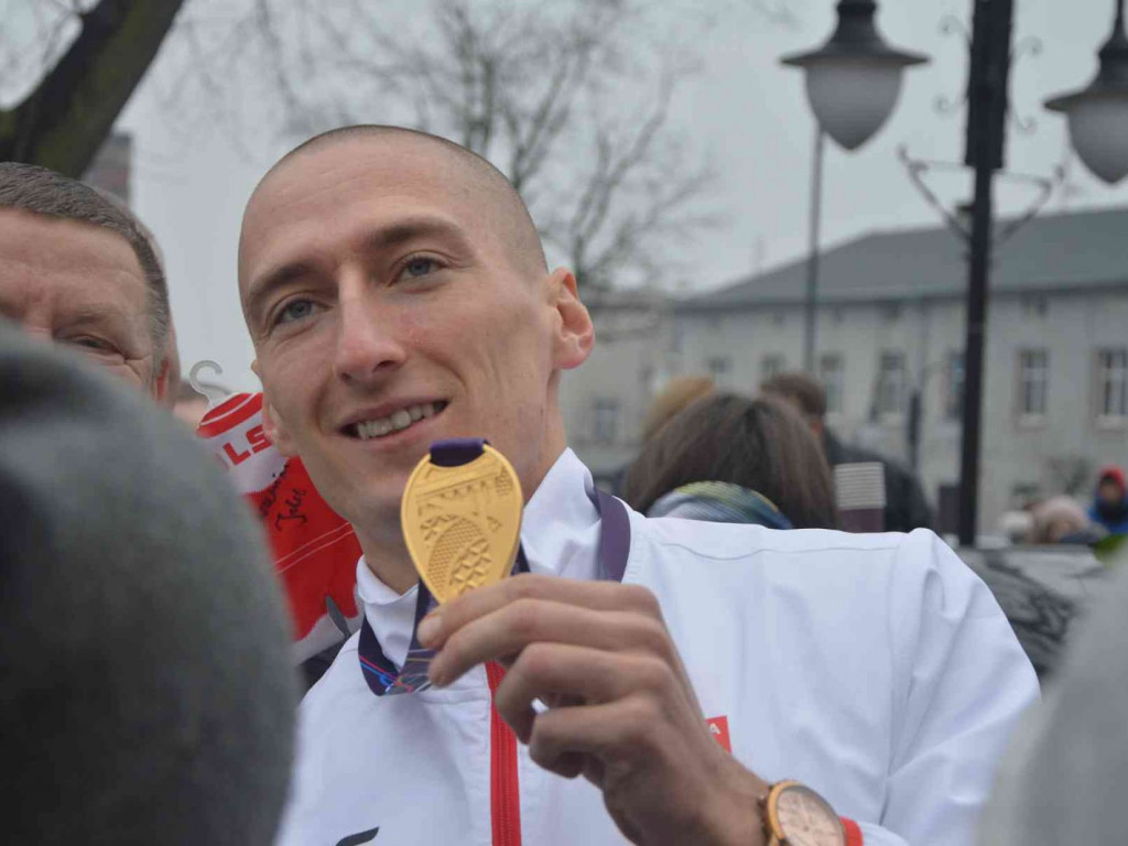 Wzruszające powitanie Jakuba Krzewiny. Kruszwiczanie powitali mistrza! [FOTO+ VIDEO]