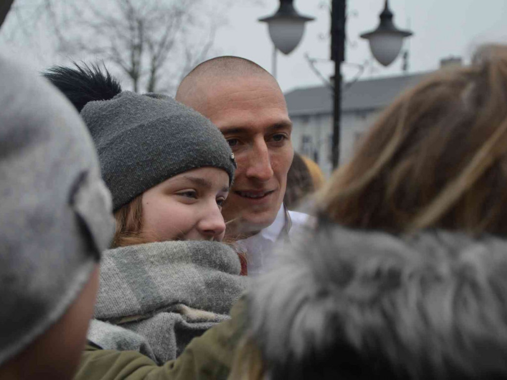 Wzruszające powitanie Jakuba Krzewiny. Kruszwiczanie powitali mistrza! [FOTO+ VIDEO]