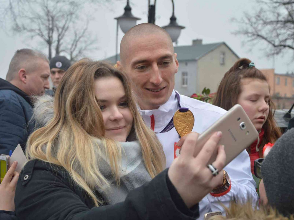 Wzruszające powitanie Jakuba Krzewiny. Kruszwiczanie powitali mistrza! [FOTO+ VIDEO]