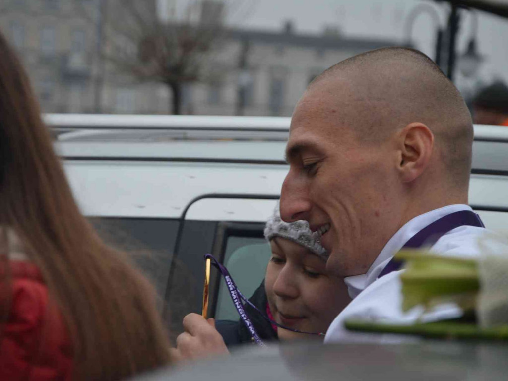 Wzruszające powitanie Jakuba Krzewiny. Kruszwiczanie powitali mistrza! [FOTO+ VIDEO]