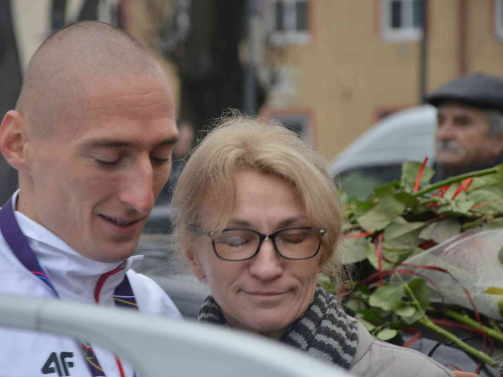 Wzruszające powitanie Jakuba Krzewiny. Kruszwiczanie powitali mistrza! [FOTO+ VIDEO]
