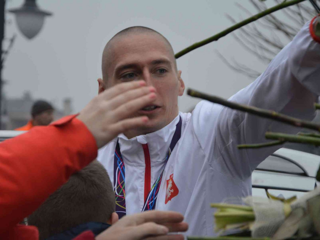 Wzruszające powitanie Jakuba Krzewiny. Kruszwiczanie powitali mistrza! [FOTO+ VIDEO]