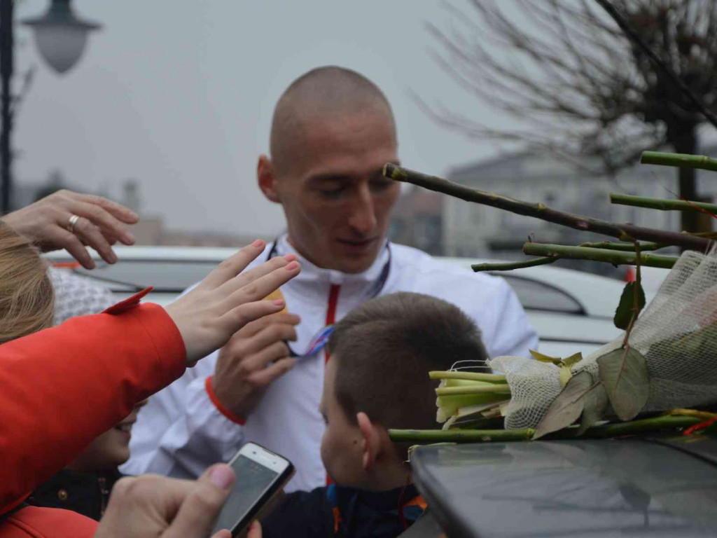 Wzruszające powitanie Jakuba Krzewiny. Kruszwiczanie powitali mistrza! [FOTO+ VIDEO]