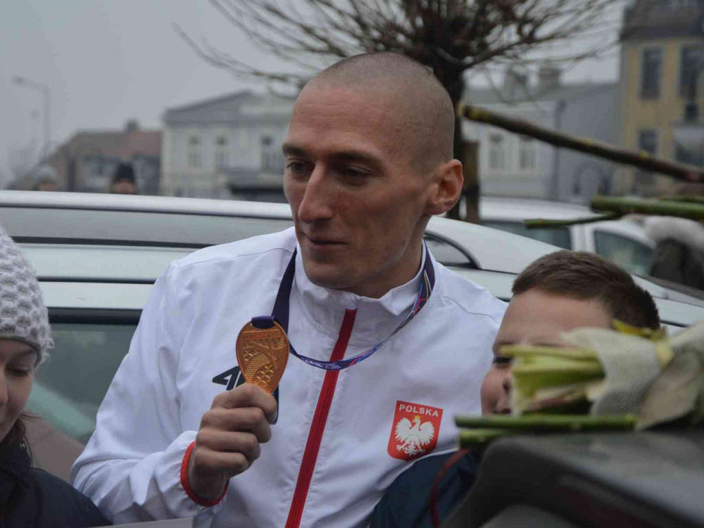 Wzruszające powitanie Jakuba Krzewiny. Kruszwiczanie powitali mistrza! [FOTO+ VIDEO]