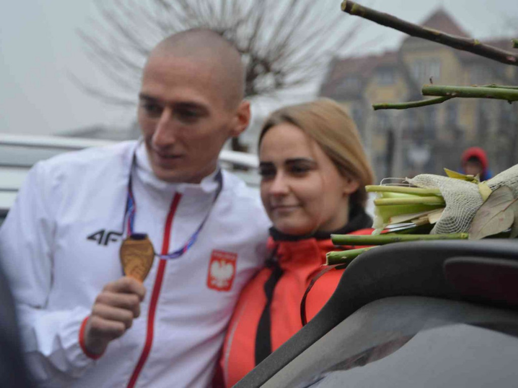 Wzruszające powitanie Jakuba Krzewiny. Kruszwiczanie powitali mistrza! [FOTO+ VIDEO]