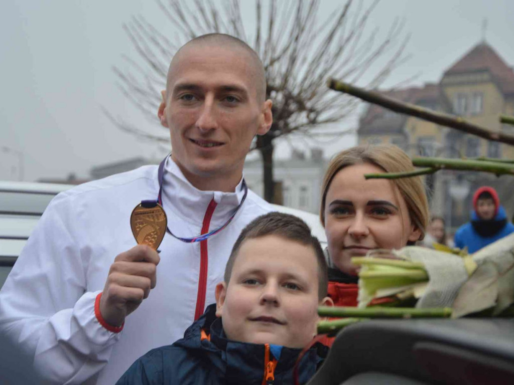 Wzruszające powitanie Jakuba Krzewiny. Kruszwiczanie powitali mistrza! [FOTO+ VIDEO]