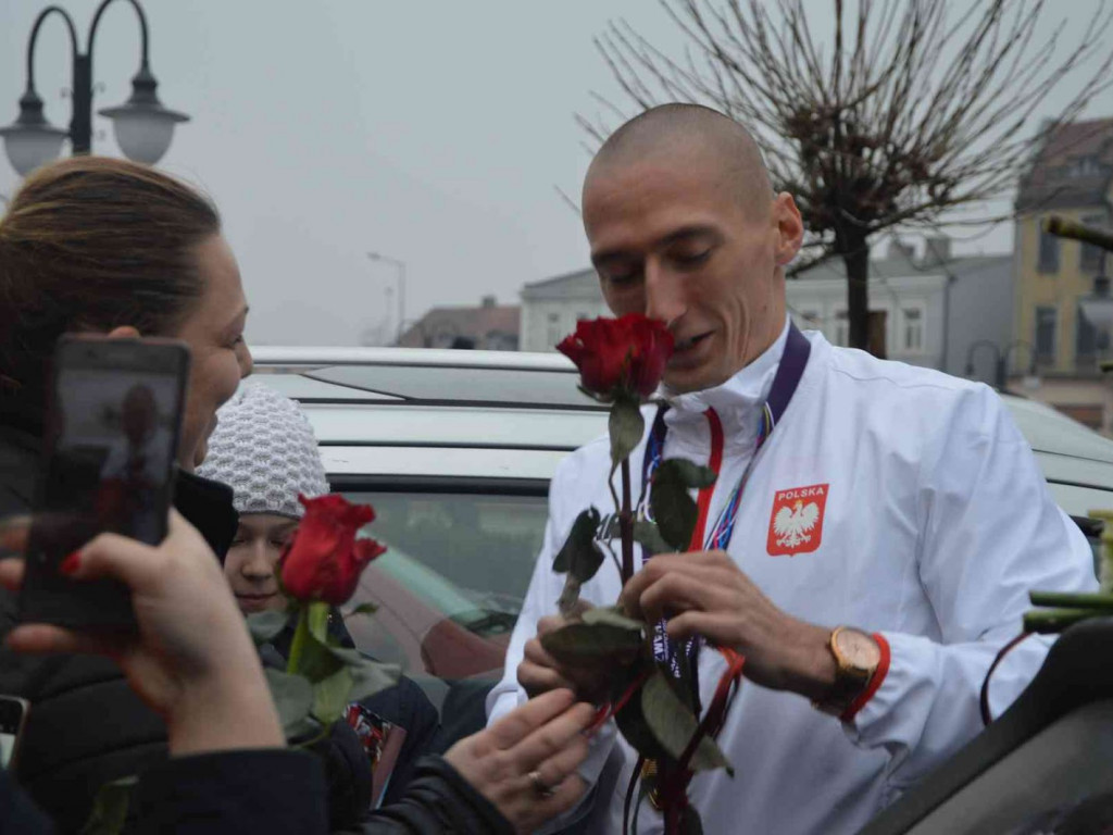 Wzruszające powitanie Jakuba Krzewiny. Kruszwiczanie powitali mistrza! [FOTO+ VIDEO]