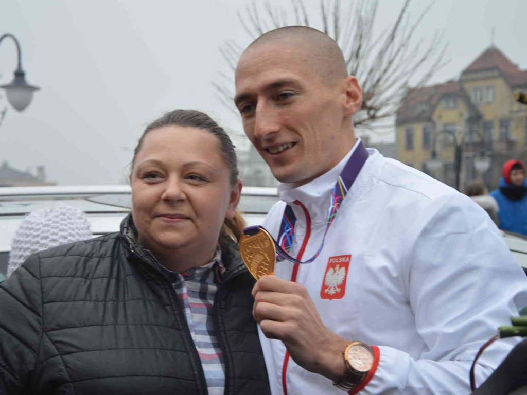Wzruszające powitanie Jakuba Krzewiny. Kruszwiczanie powitali mistrza! [FOTO+ VIDEO]