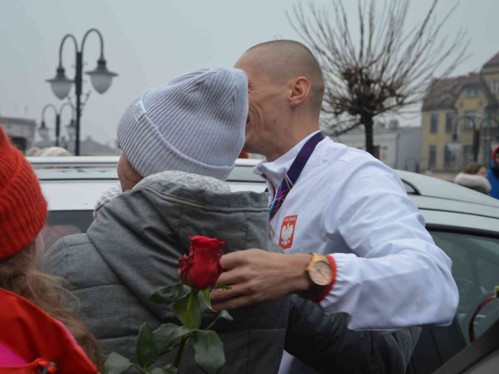 Wzruszające powitanie Jakuba Krzewiny. Kruszwiczanie powitali mistrza! [FOTO+ VIDEO]