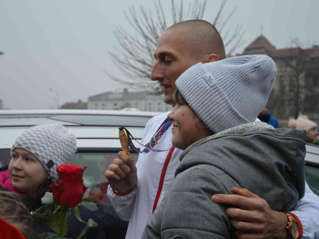 Wzruszające powitanie Jakuba Krzewiny. Kruszwiczanie powitali mistrza! [FOTO+ VIDEO]
