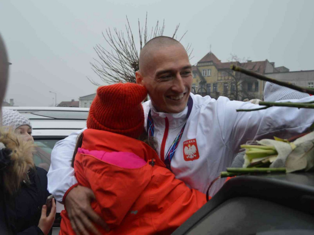 Wzruszające powitanie Jakuba Krzewiny. Kruszwiczanie powitali mistrza! [FOTO+ VIDEO]