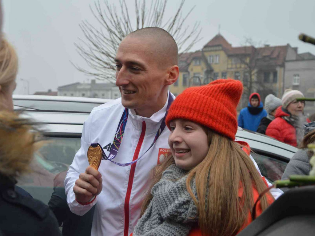 Wzruszające powitanie Jakuba Krzewiny. Kruszwiczanie powitali mistrza! [FOTO+ VIDEO]