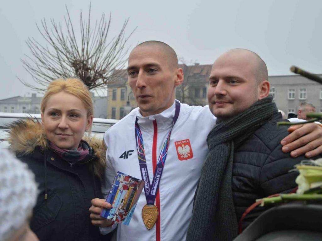 Wzruszające powitanie Jakuba Krzewiny. Kruszwiczanie powitali mistrza! [FOTO+ VIDEO]