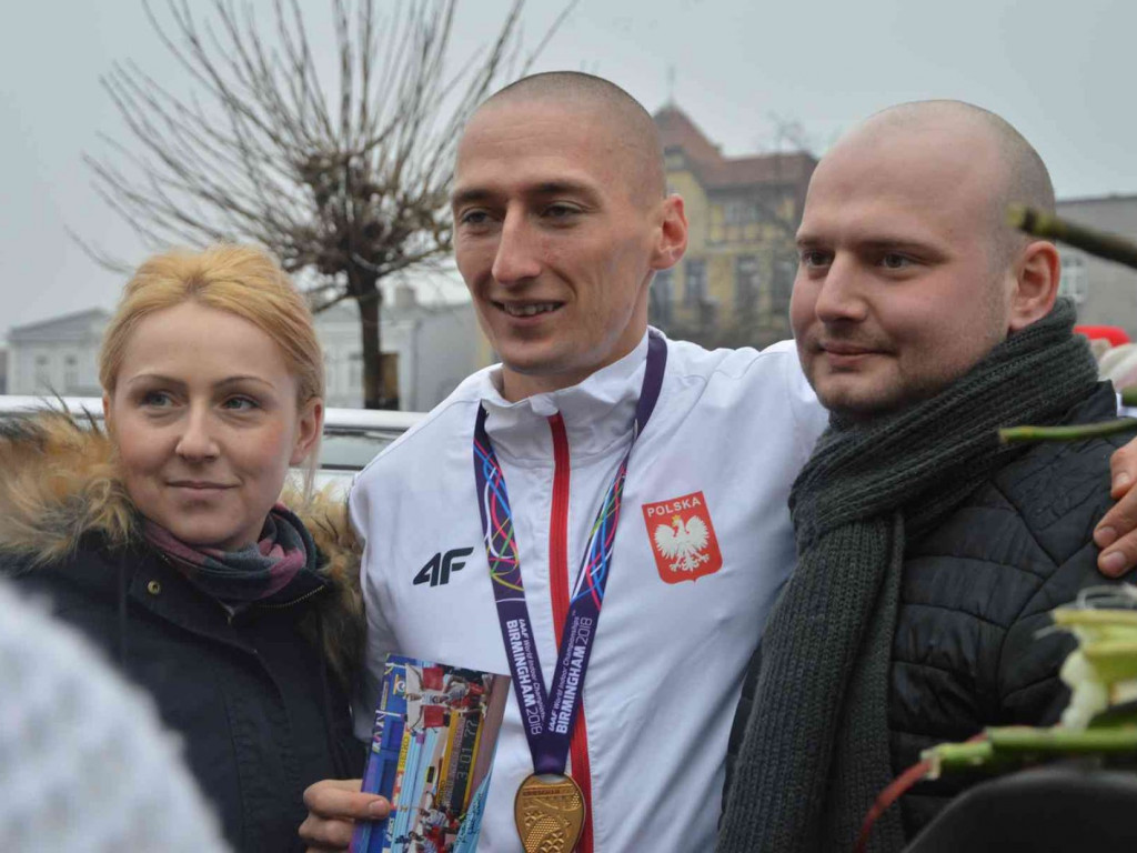 Wzruszające powitanie Jakuba Krzewiny. Kruszwiczanie powitali mistrza! [FOTO+ VIDEO]