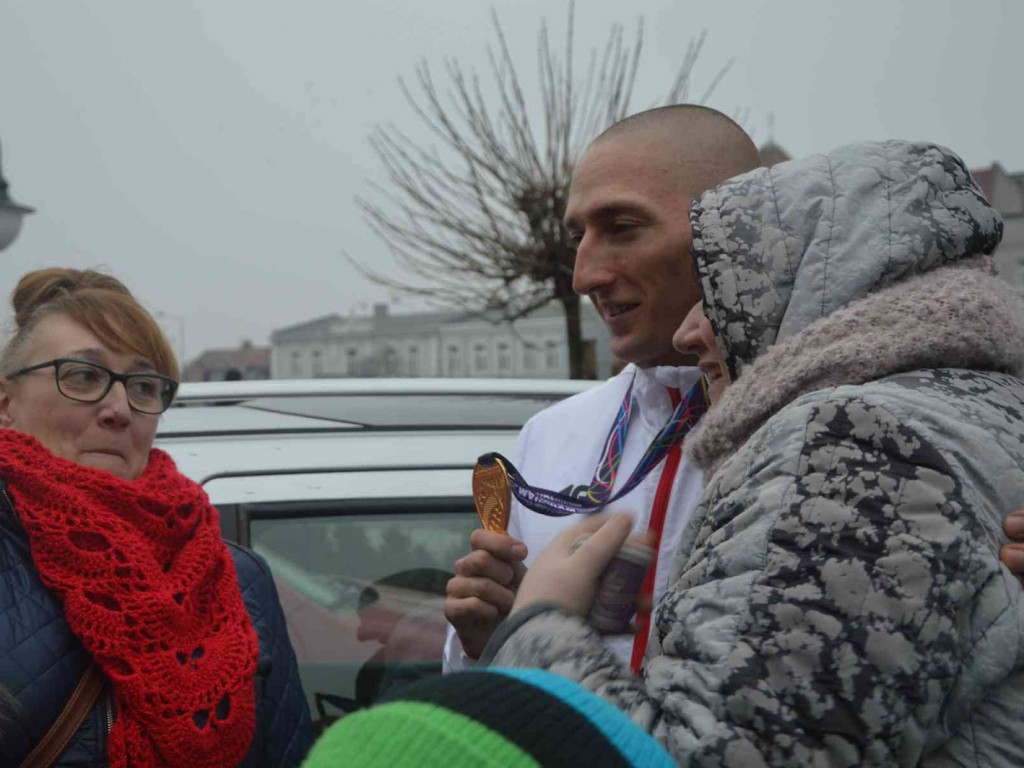 Wzruszające powitanie Jakuba Krzewiny. Kruszwiczanie powitali mistrza! [FOTO+ VIDEO]