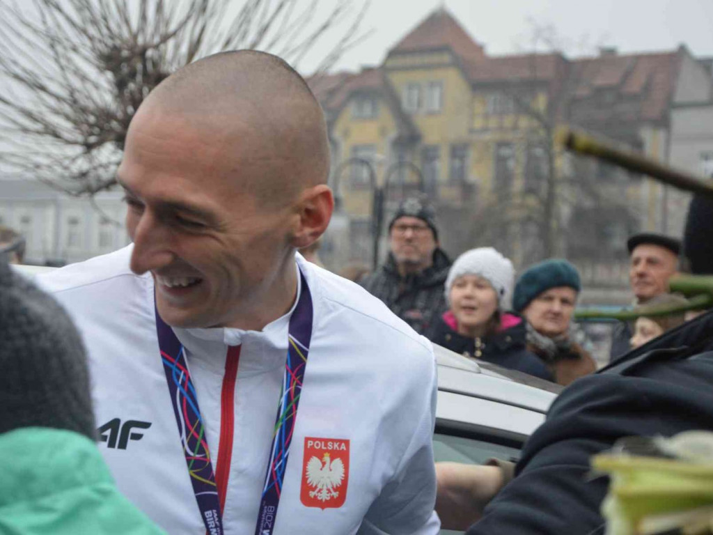 Wzruszające powitanie Jakuba Krzewiny. Kruszwiczanie powitali mistrza! [FOTO+ VIDEO]