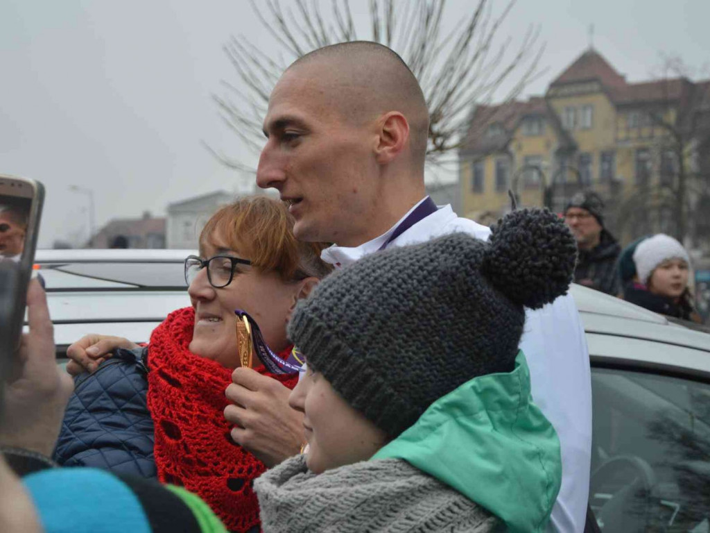 Wzruszające powitanie Jakuba Krzewiny. Kruszwiczanie powitali mistrza! [FOTO+ VIDEO]