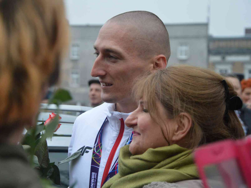 Wzruszające powitanie Jakuba Krzewiny. Kruszwiczanie powitali mistrza! [FOTO+ VIDEO]