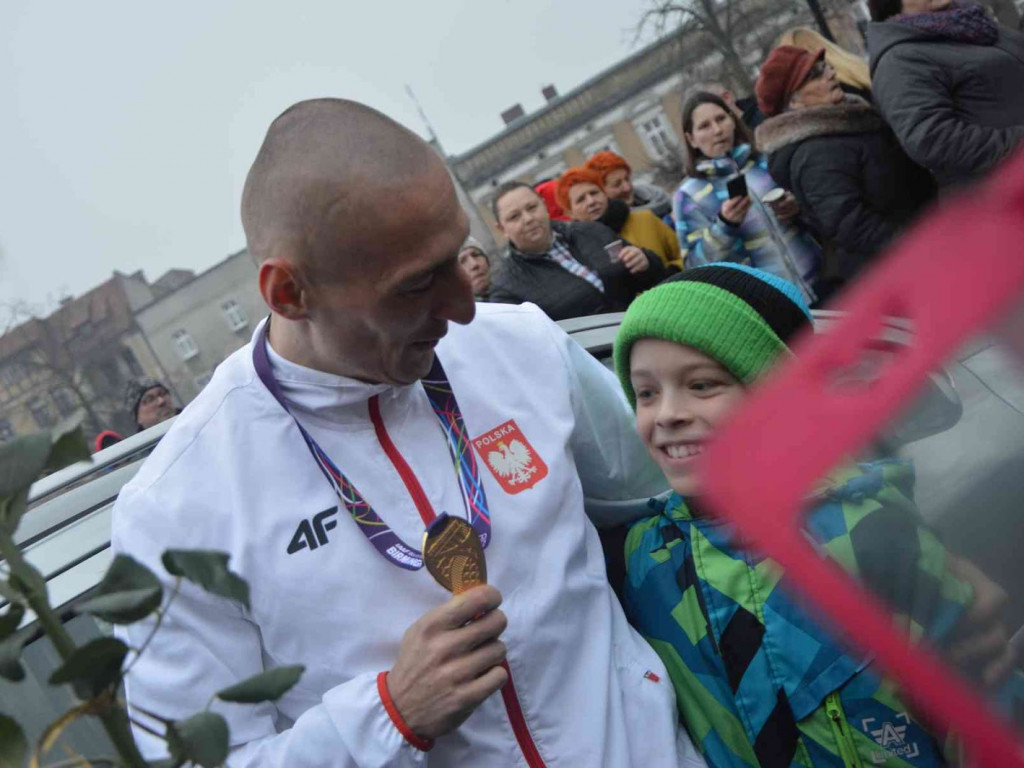 Wzruszające powitanie Jakuba Krzewiny. Kruszwiczanie powitali mistrza! [FOTO+ VIDEO]