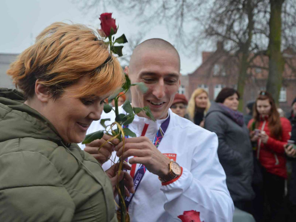 Wzruszające powitanie Jakuba Krzewiny. Kruszwiczanie powitali mistrza! [FOTO+ VIDEO]