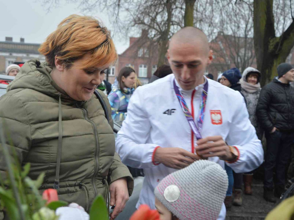 Wzruszające powitanie Jakuba Krzewiny. Kruszwiczanie powitali mistrza! [FOTO+ VIDEO]