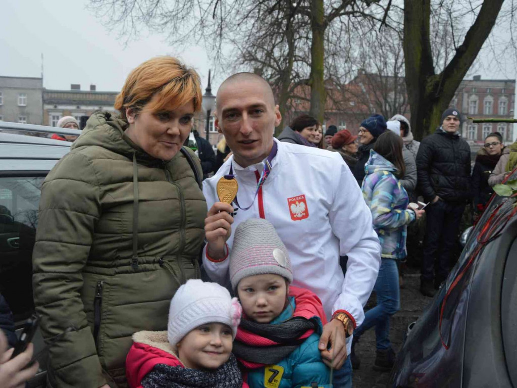 Wzruszające powitanie Jakuba Krzewiny. Kruszwiczanie powitali mistrza! [FOTO+ VIDEO]