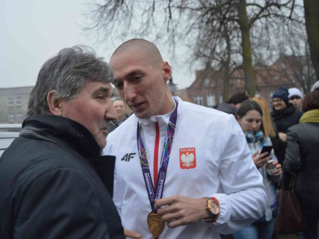 Wzruszające powitanie Jakuba Krzewiny. Kruszwiczanie powitali mistrza! [FOTO+ VIDEO]