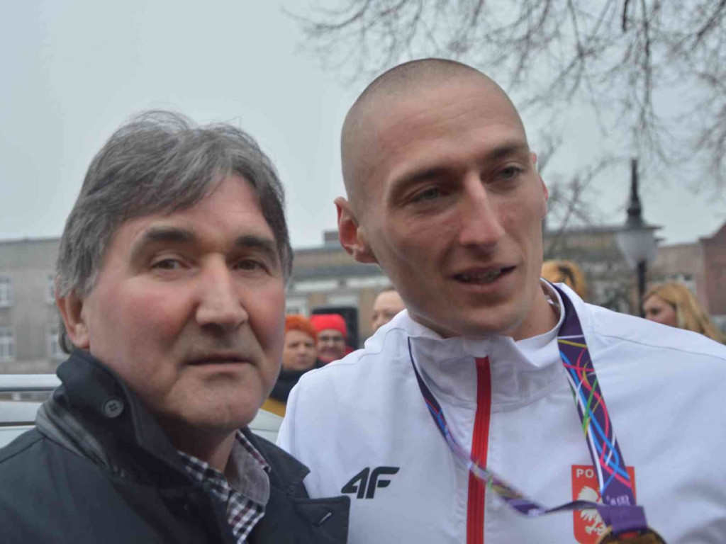 Wzruszające powitanie Jakuba Krzewiny. Kruszwiczanie powitali mistrza! [FOTO+ VIDEO]