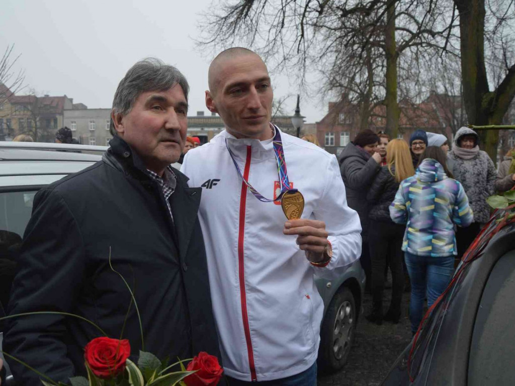 Wzruszające powitanie Jakuba Krzewiny. Kruszwiczanie powitali mistrza! [FOTO+ VIDEO]