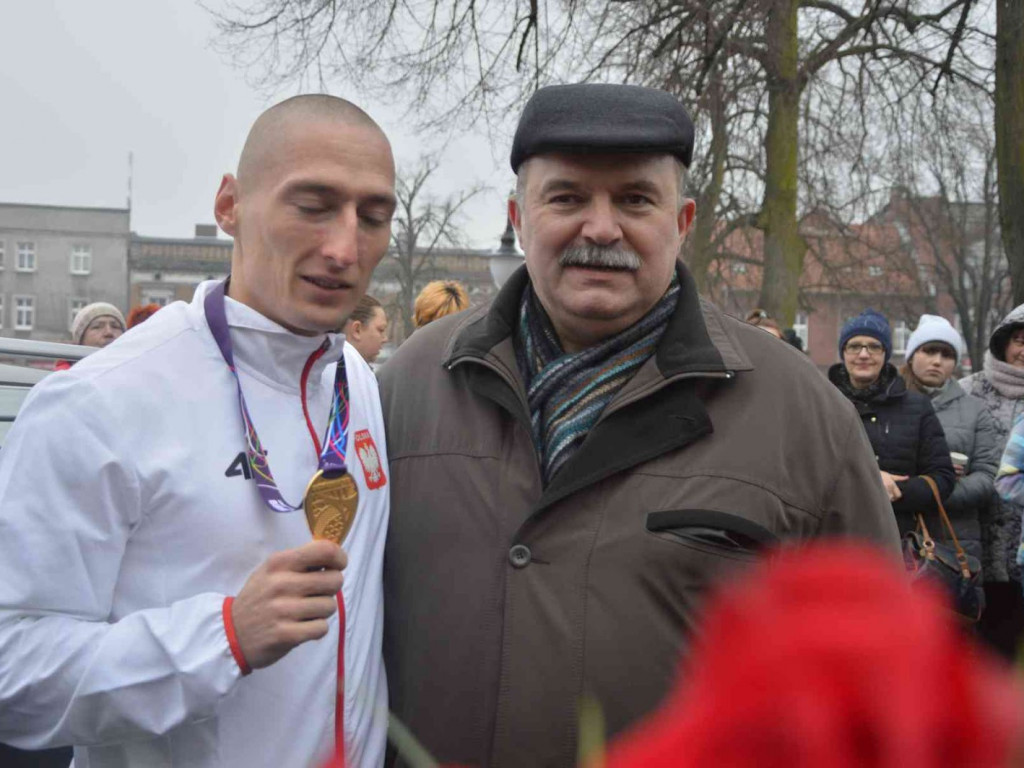 Wzruszające powitanie Jakuba Krzewiny. Kruszwiczanie powitali mistrza! [FOTO+ VIDEO]