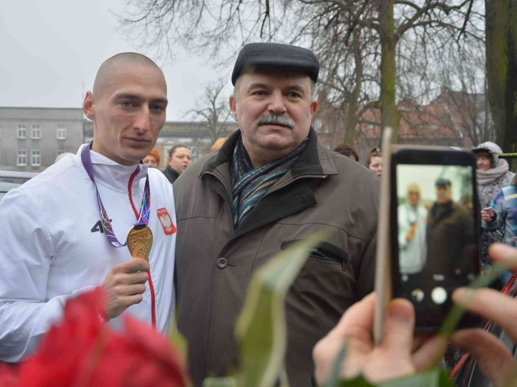Wzruszające powitanie Jakuba Krzewiny. Kruszwiczanie powitali mistrza! [FOTO+ VIDEO]