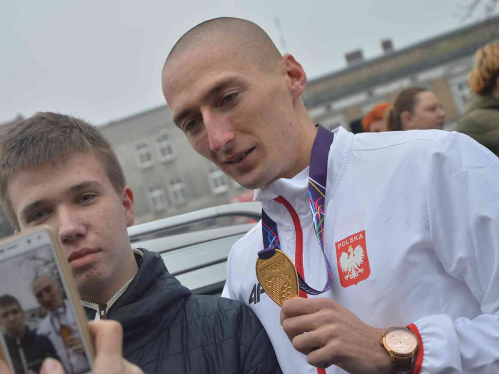 Wzruszające powitanie Jakuba Krzewiny. Kruszwiczanie powitali mistrza! [FOTO+ VIDEO]
