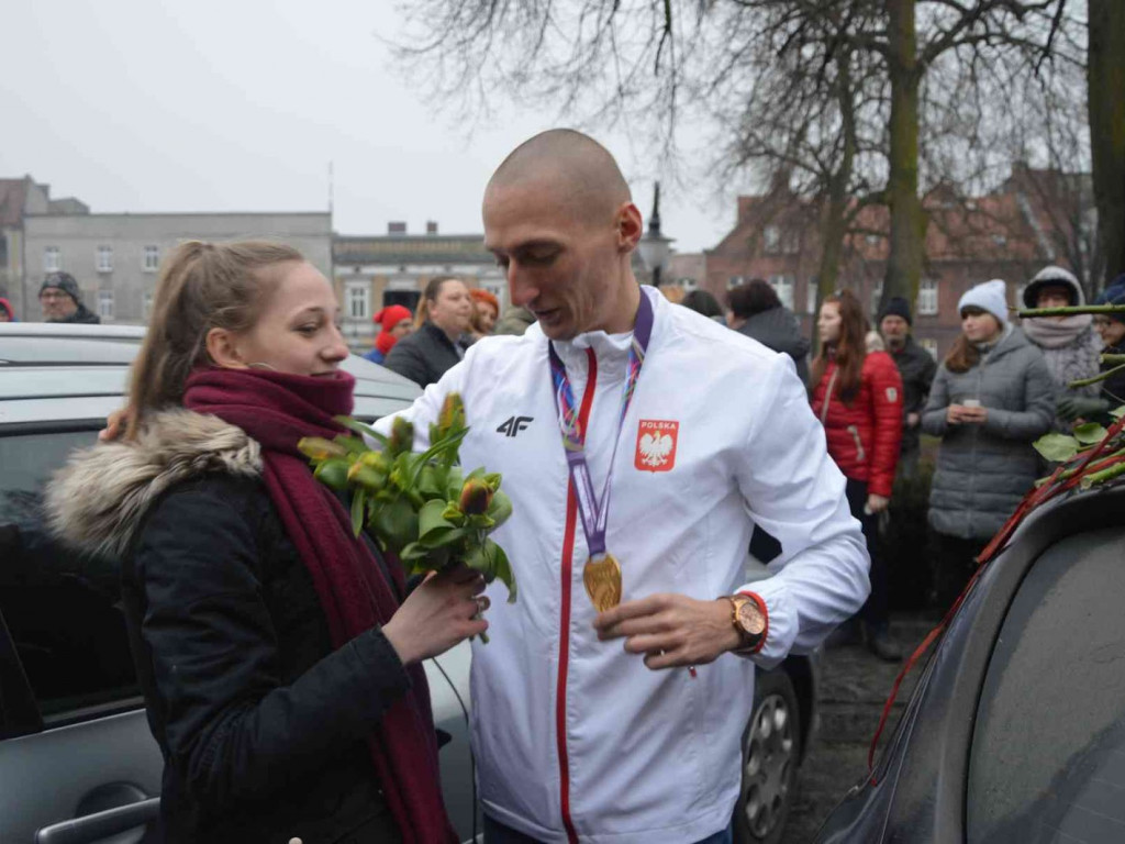 Wzruszające powitanie Jakuba Krzewiny. Kruszwiczanie powitali mistrza! [FOTO+ VIDEO]