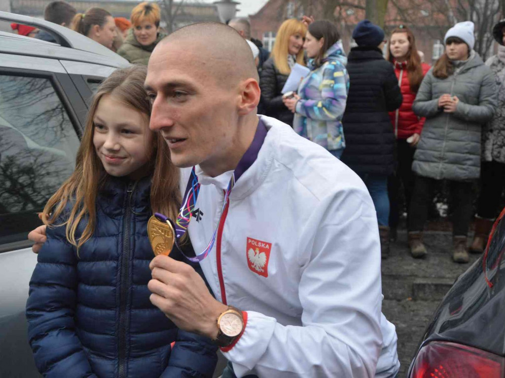 Wzruszające powitanie Jakuba Krzewiny. Kruszwiczanie powitali mistrza! [FOTO+ VIDEO]